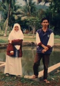 Warsidi dan sahabat kecilnya, Siti Fajriah (1997)